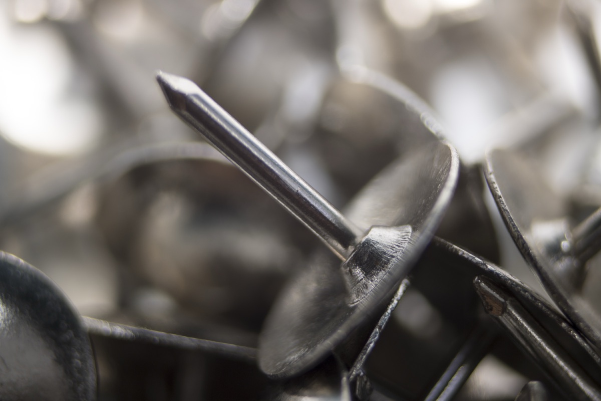 Entgratetes Metallwerkstück mit sauberen Kanten nach der Bearbeitung