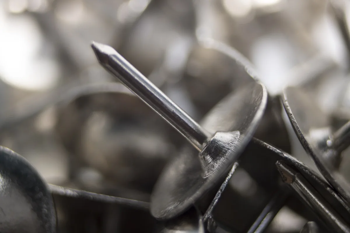 Entgratetes Metallwerkstück mit sauberen Kanten nach der Bearbeitung