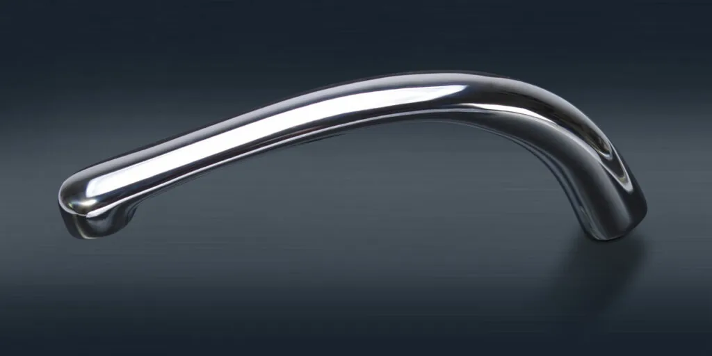 Gebogenes Metallteil in Bügelform mit spiegelnder Hochglanzpolitur und Chromoberfläche