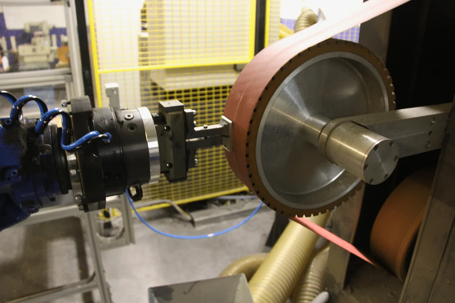 Robotergestütztes Polieren einer Metalloberfläche auf Hochglanz